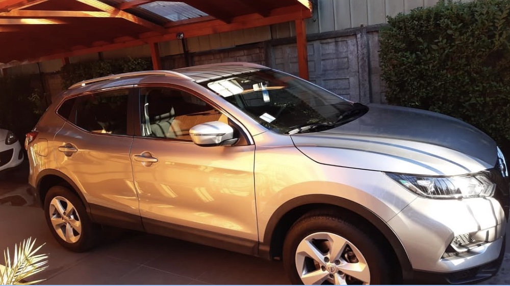 SUV plateada limpia y brillante después del lavado